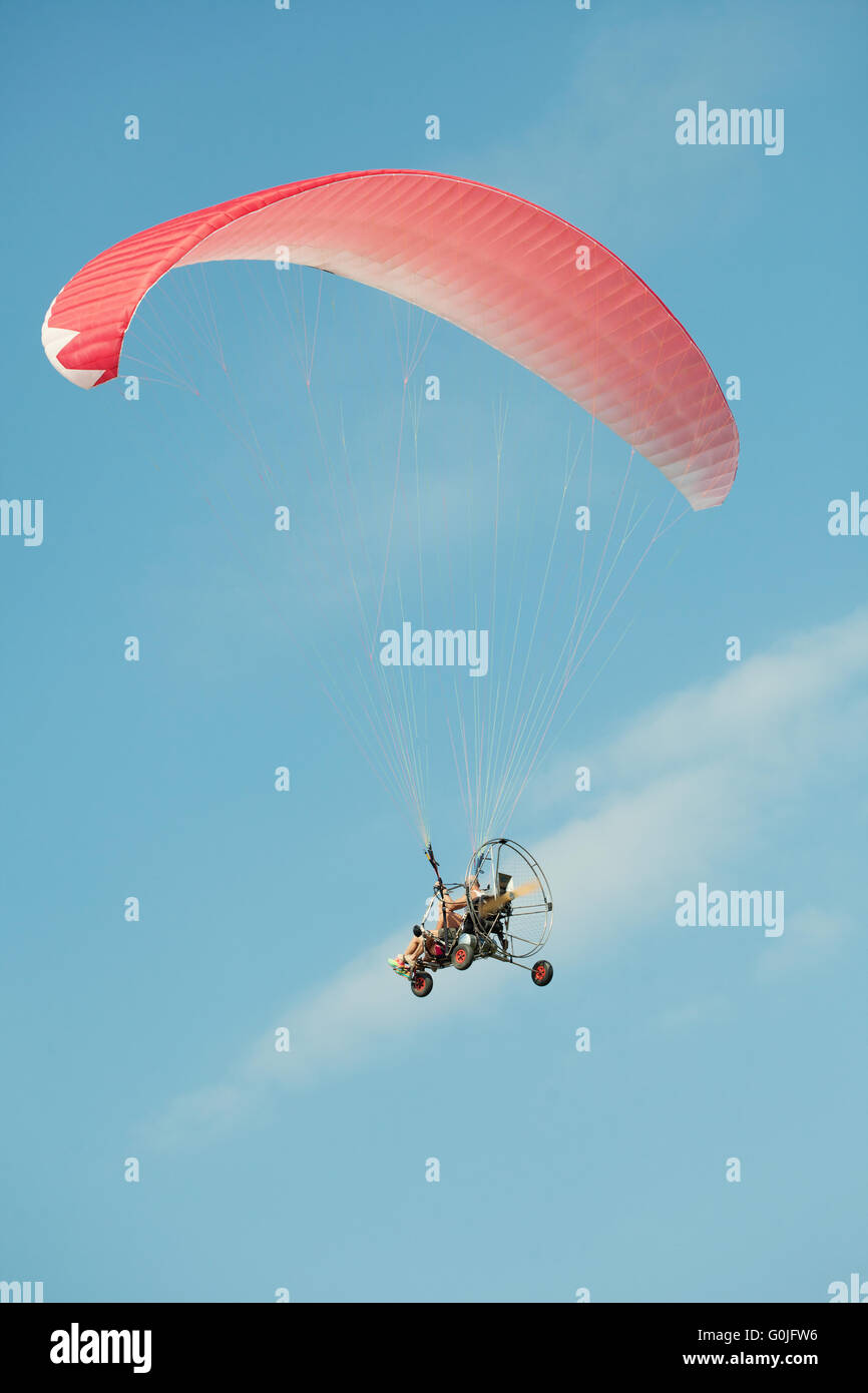 Extreme atleti parapendio in cielo blu chiaro Foto Stock