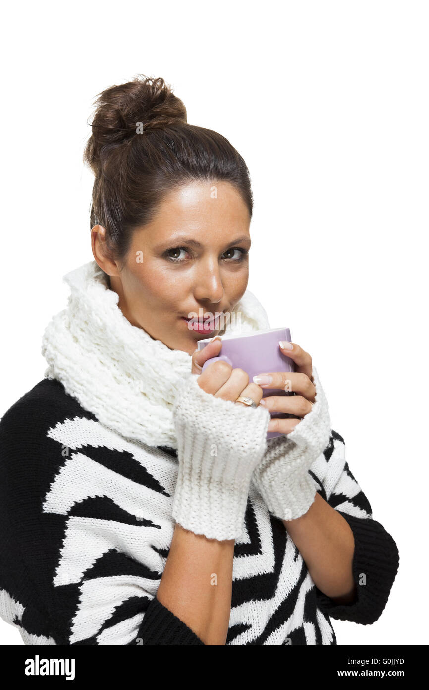 La donna a freddo in un elegante in bianco e nero vestito Foto Stock