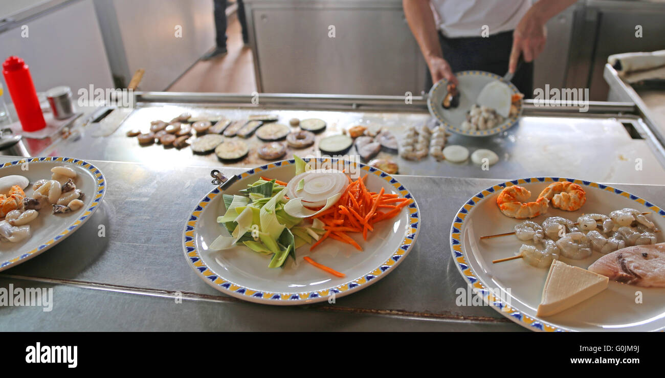 Chef esperto per la cottura di cibi in cucina del ristorante Foto Stock