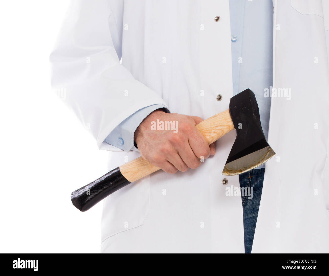 Il male medic tenendo un piccolo ax, isolato su bianco Foto Stock
