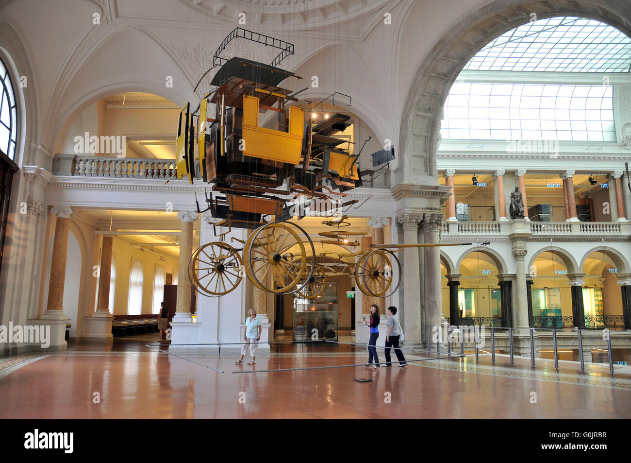 Post chaise, diligenze, Museo fur Kommunikation, Leipziger Strasse, nel  quartiere Mitte di Berlino, Germania / Museum für Kommunikation Berlin,  Museo della comunicazione, Lipsia Street Foto stock - Alamy