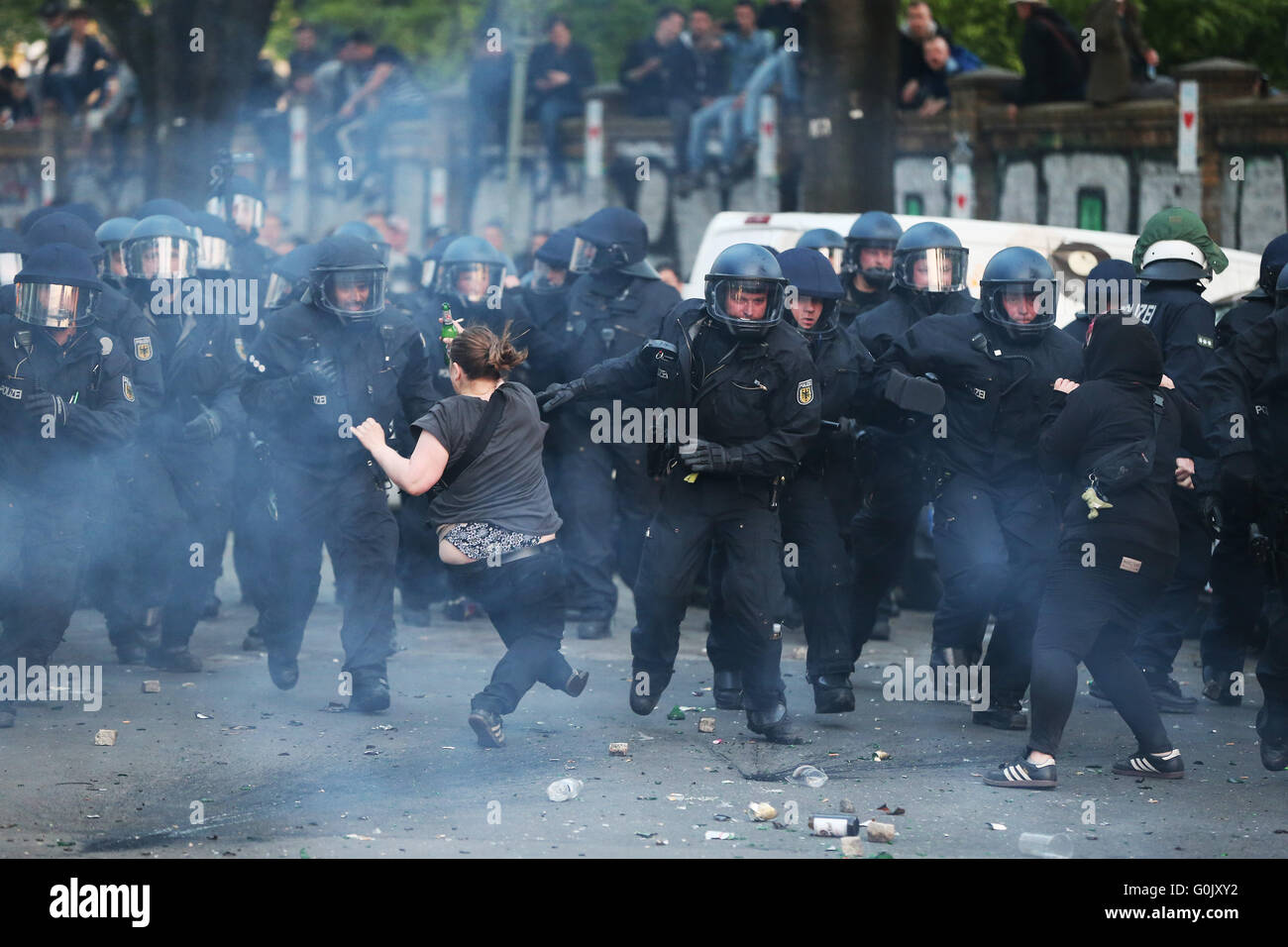 Berlino, Germania. 01 Maggio, 2016. I membri della polizia tedesca si scontrano con due manifestanti femmina, con uno anteriore (L) cade durante un rally di sinistra-ala gruppi nel quartiere Kreuzberg di Berlino, Germania, 01 maggio 2016. Foto: KAY NIETFELD/dpa/Alamy Live News Foto Stock