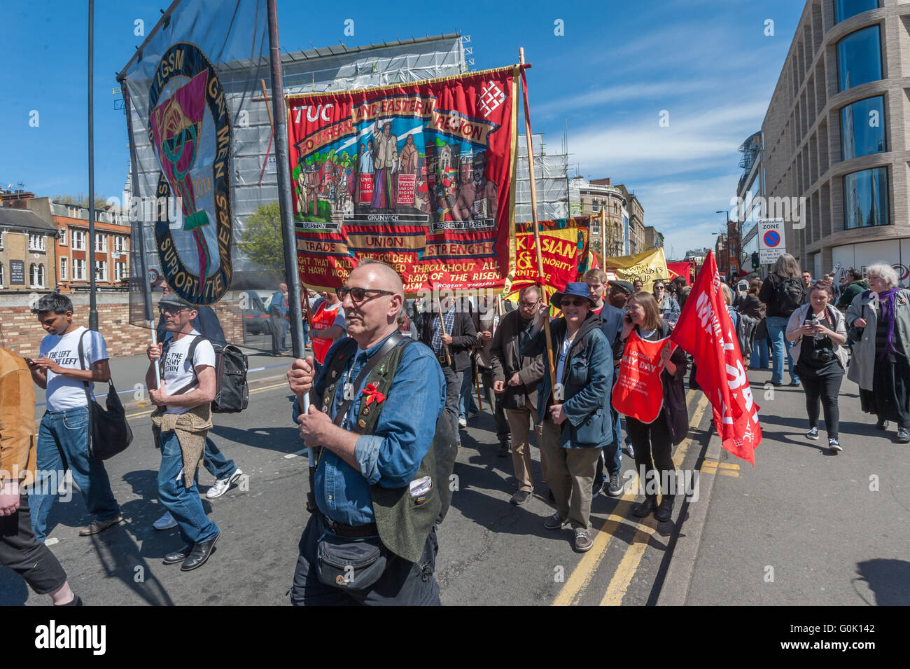 Londra, Regno Unito. Il 1 maggio, 2016. Socialisti internazionali di celebrare la giornata dei lavoratori con un marzo da Clekenwell verde a Trafalgar Square. Leswbian e uomini gay supportano i minatori e sindacati banner nella parte anteriore del marzo. Peter Marshall / Alamy Live News Foto Stock