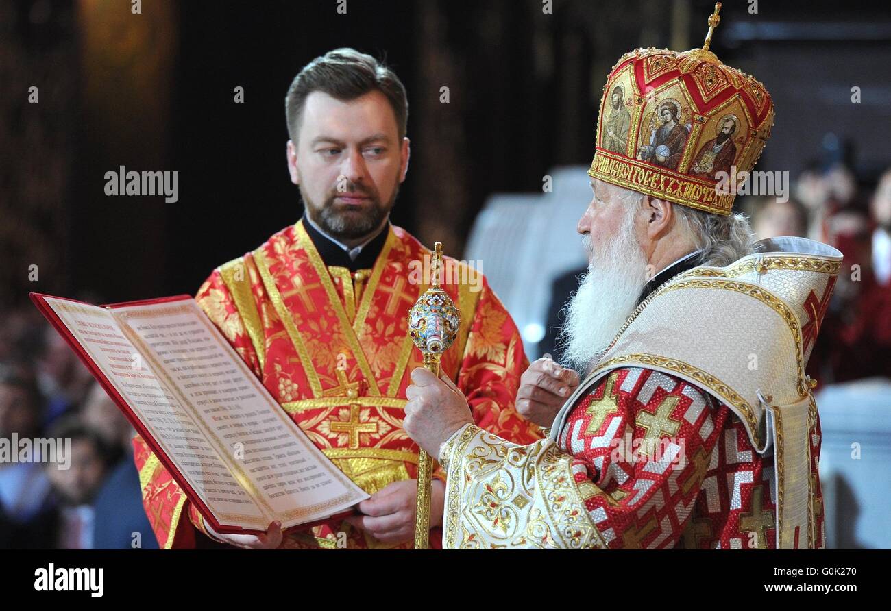 Mosca, Russia. 01 Maggio, 2016. Chiesa russo-ortodossa patriarca di Mosca e di tutte le Russie Kirill esegue la Pasqua ortodossa servizio nella Cattedrale di Cristo Salvatore Maggio 1, 2016 a Mosca, in Russia. Credito: Planetpix/Alamy Live News Foto Stock