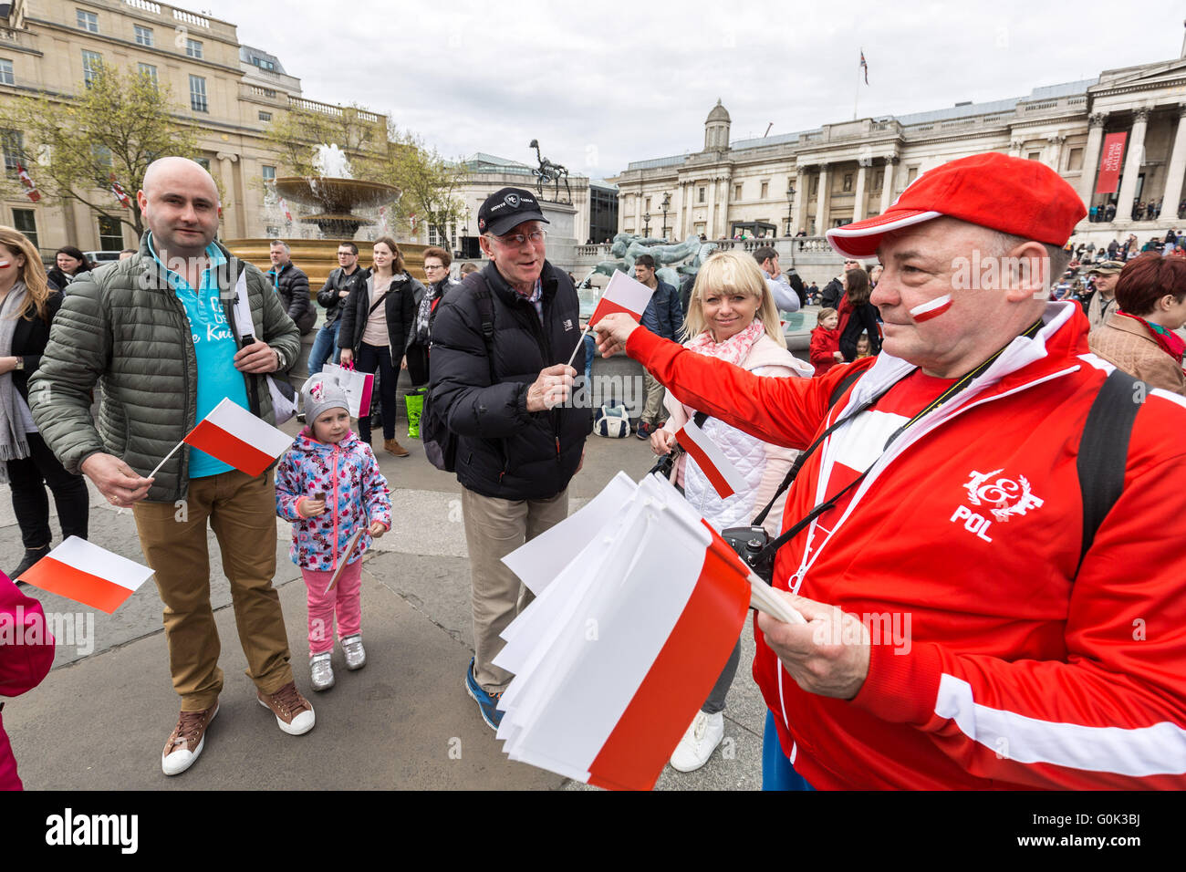 Londra, Regno Unito. Il 2 maggio, 2016. British Poli nazionali di celebrare la bandiera polacca giorno in Trafalgar Square Credit: Guy Corbishley/Alamy Live News Foto Stock