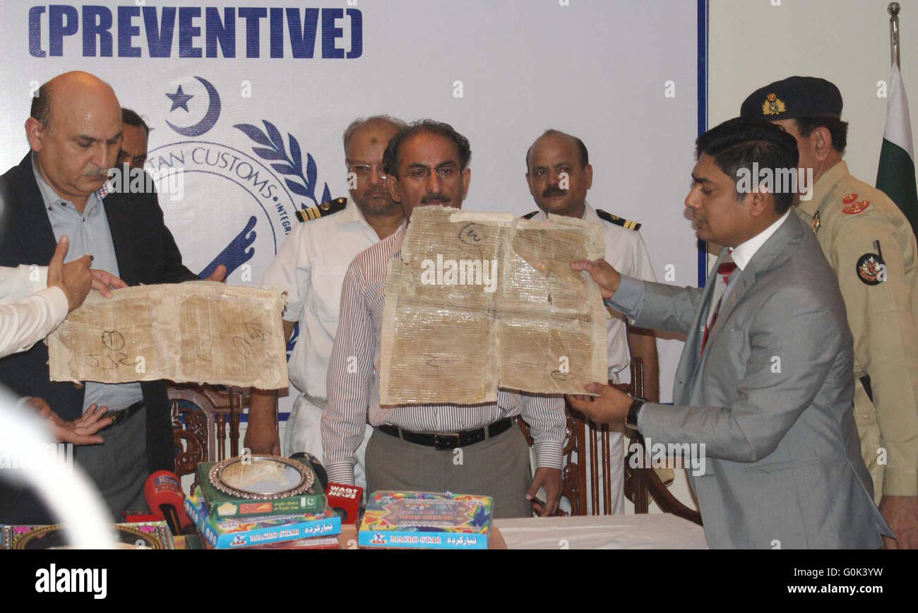 Custom funzionari presso l'aeroporto internazionale di Jinnah dando informazioni circa recuperato hashish dal bagaglio di un passeggero nascosto nel telaio dello specchietto, a Karachi lunedì 02 maggio, 2016 secondo la consuetudine staffs Hashish che vale la pena di rupie 25 milioni come il passeggero è stato imbarcato su un volo per lo Sri Lanka. Foto Stock