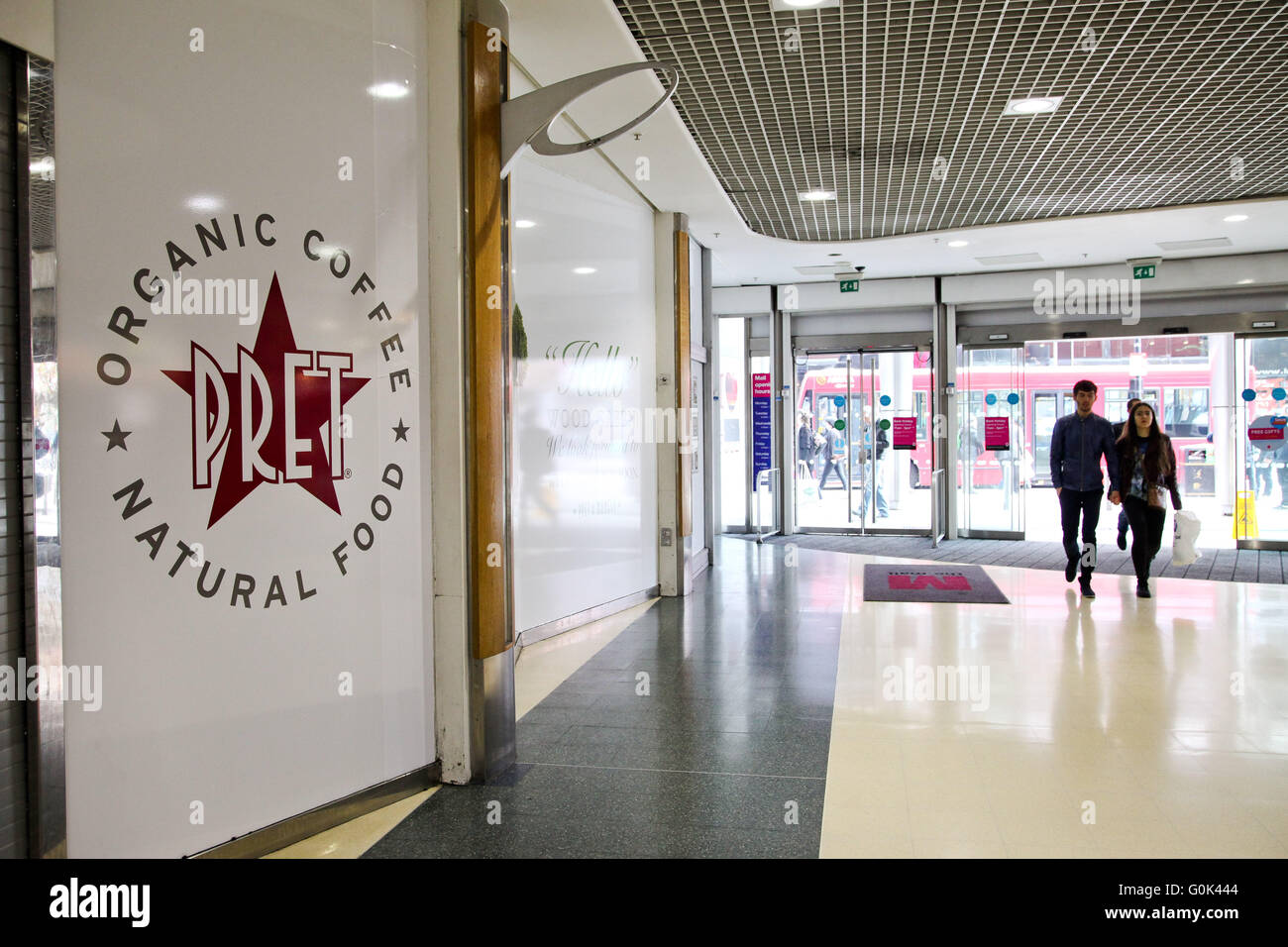 Legno verde, a nord di Londra - 2 Maggio 2016 Nuovo Pret a Manger store opening soon in The Mall, Wood Green Shopping City di Londra Nord. Credito: Dinendra Haria/Alamy Live News Foto Stock