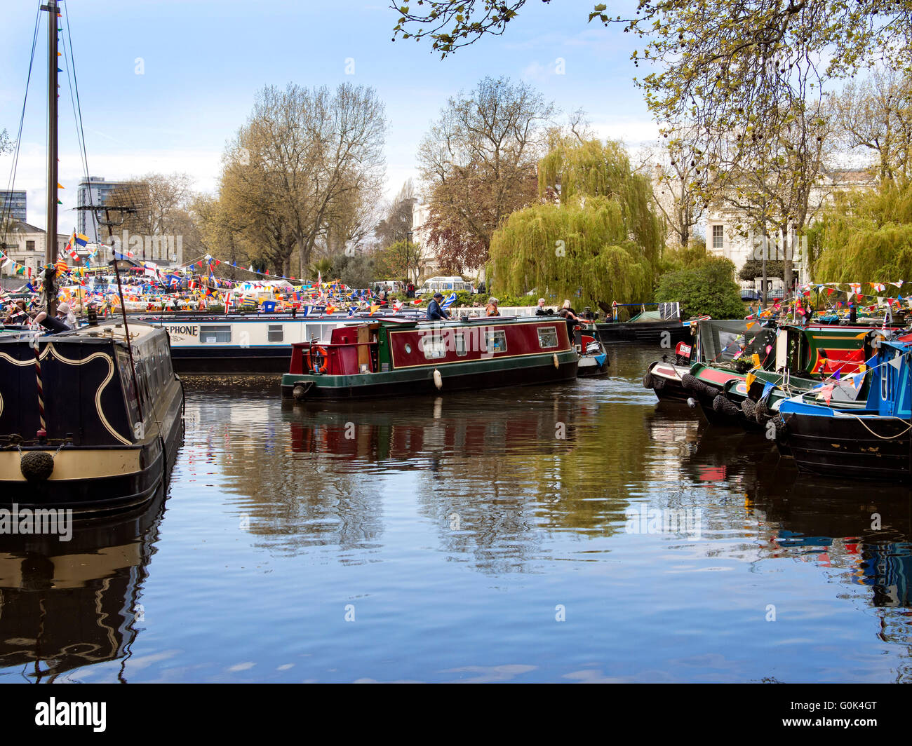 Londra, Regno Unito. 02Maggio, 2016. La piccola Venezia Canalway cavalcata 2016 Londra UK. 02/05/2016: Credito Martyn Goddard/Alamy Live News Foto Stock