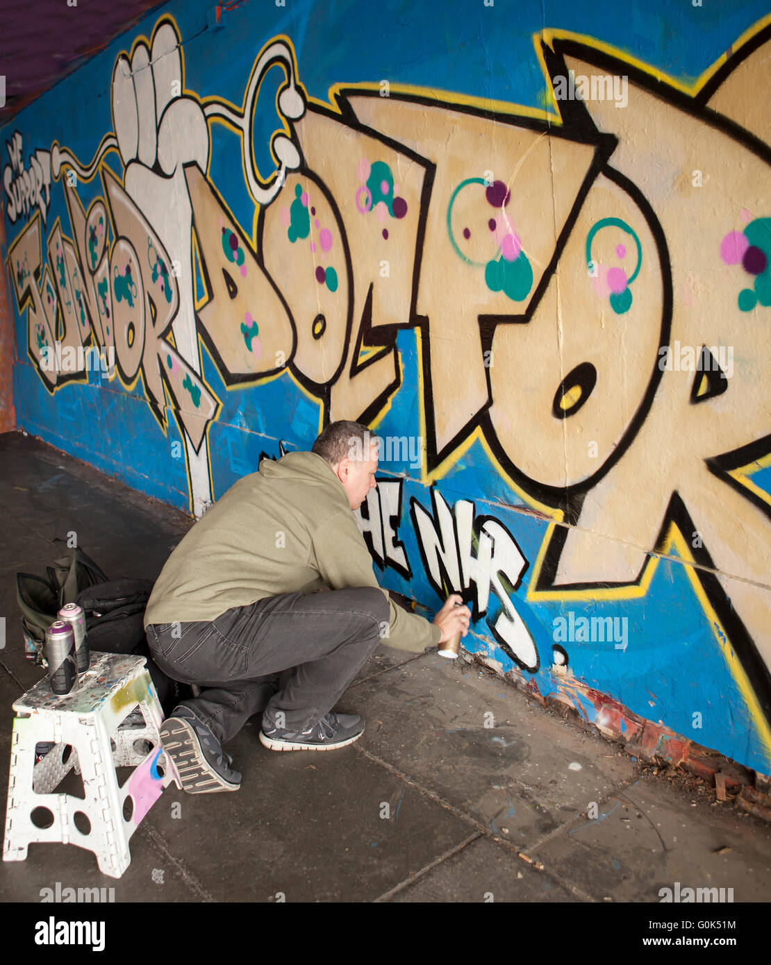 Londra, Regno Unito. Il 2 maggio 2016. Artista il supporto per i medici in formazione. Un artista di graffiti è venuto fuori a sostegno dei medici in formazione, dedicando un pezzo di lavorare per loro. Il lavoro è stato fatto nella Southbank di Londra. Credito: Jane Campbell/Alamy Live News Foto Stock