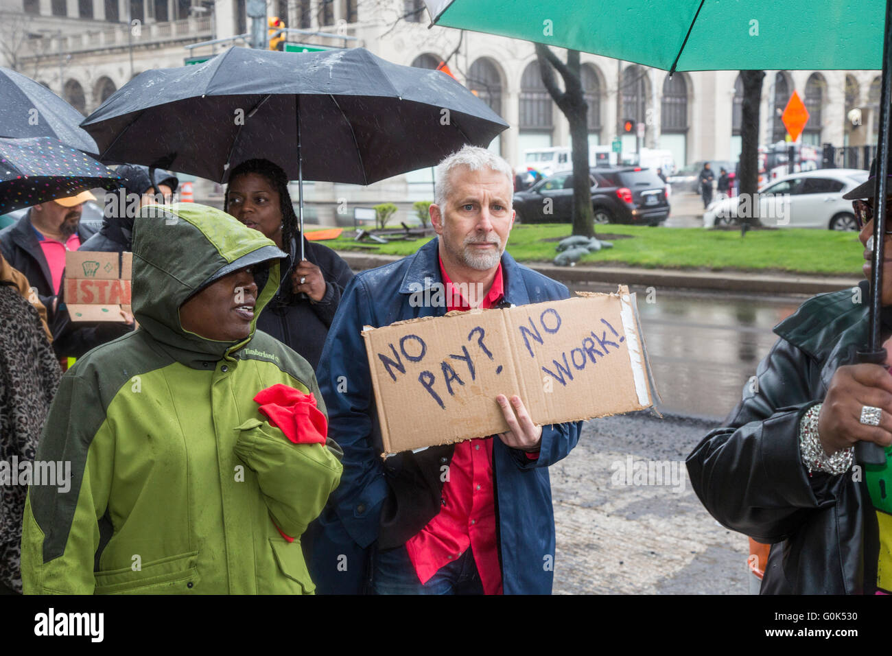 Detroit, Michigan STATI UNITI D'America - 2 Maggio 2016 - pubblica gli insegnanti della scuola di malati e picketed Detroit scuole pubbliche sede, rifiuta di lavorare senza essere pagati. Il legislatore del Michigan non ha fornito i fondi necessari per il sistema scolastico a funzionare dopo il Giugno 30. (Perché la maggior parte degli insegnanti sono pagati per un anno, hanno già fatto il lavoro per il quale essi sarebbero pagati durante l'estate.) i malati-out chiuso tutto ma tre della città 97 scuole pubbliche. Credito: Jim West/Alamy Live News Foto Stock