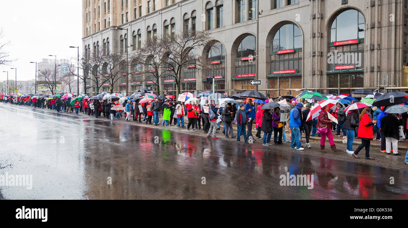 Detroit, Michigan STATI UNITI D'America - 2 Maggio 2016 - pubblica gli insegnanti della scuola di malati e picketed Detroit scuole pubbliche sede, rifiuta di lavorare senza essere pagati. Il legislatore del Michigan non ha fornito i fondi necessari per il sistema scolastico a funzionare dopo il Giugno 30. (Perché la maggior parte degli insegnanti sono pagati per un anno, hanno già fatto il lavoro per il quale essi sarebbero pagati durante l'estate.) i malati-out chiuso tutto ma tre della città 97 scuole pubbliche. Credito: Jim West/Alamy Live News Foto Stock