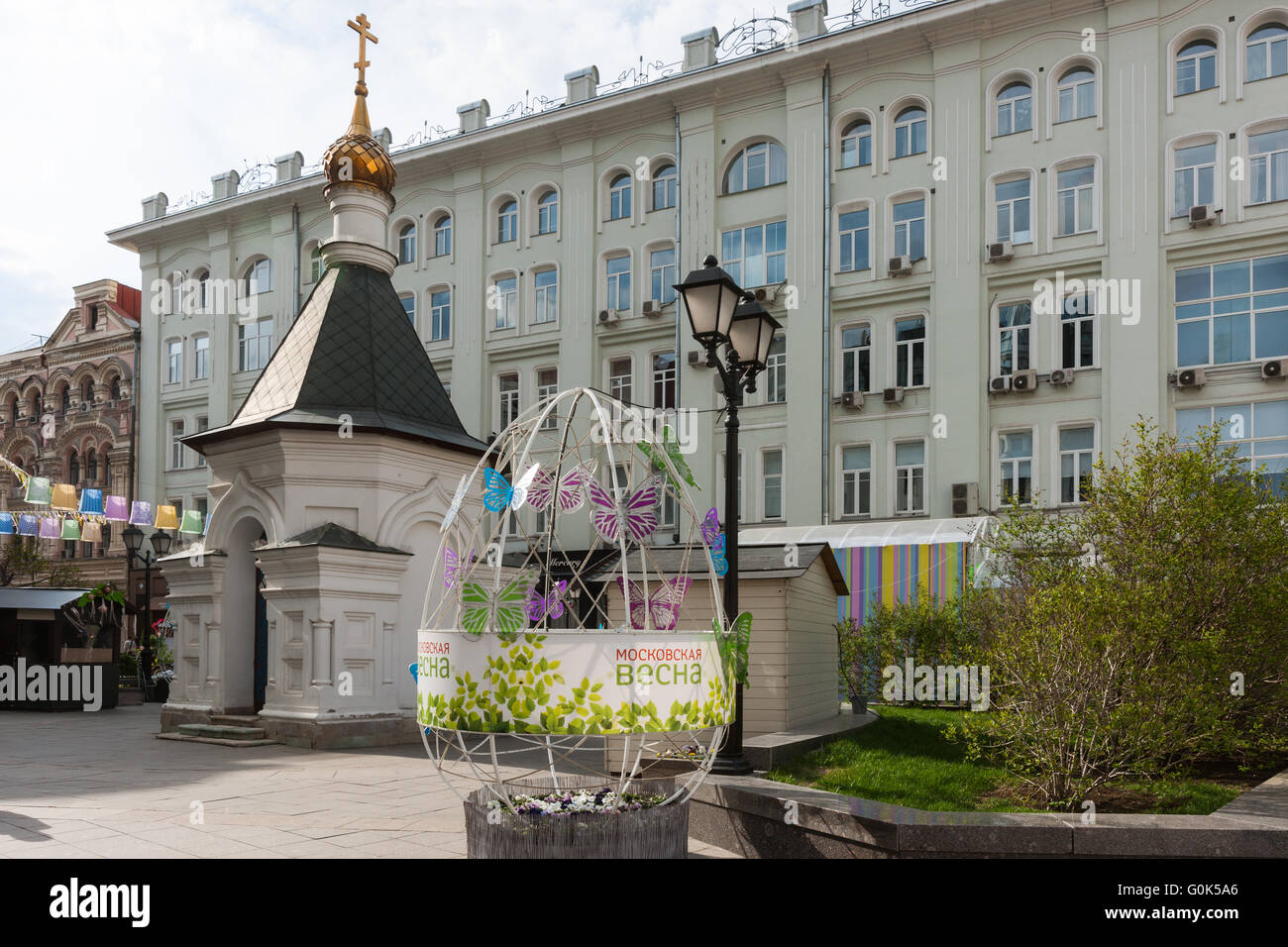 Russia, Mosca Festival di Primavera continua nelle strade e nelle piazze di Mosca il Maggio 02, 2016. Il festival è associato a un numero di vacanze Russo: la Pasqua ortodossa russa e lavoratore del giorno che vengono ad essere celebrata il 1 maggio e la Giornata della Vittoria, 9 maggio. Le strade e le piazze di Mosca sono arredate con gusto per il buon umore. La piccola cappella all'incrocio tra Stoleshnikov lane e Petrovka street nel centro di Mosca. Decorativo uovo di pasqua dalla cappella. Credito: Alex Immagini/Alamy Live News Foto Stock