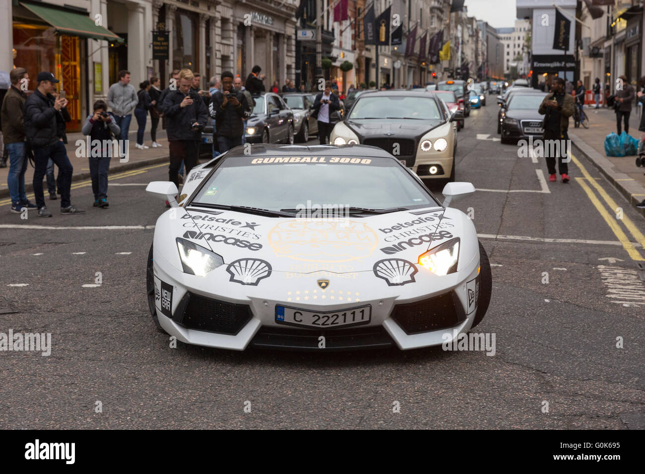 Londra, Regno Unito. Il 2 maggio 2016. Un Gumball 3000 Lamborghini aziona verso il basso bond street prima di girare in Regent street. London Regent street è chiusa al traffico annuale di Gumball 3000, con supercars del passato e del presente, compresi Lamborghini, Porsche e bugattis, correlate Visualizza la musica e il divertimento del pubblico durante il pomeriggio prima che le vetture partecipanti fanno la loro strada attraverso picadilly e Mayfair Regent street nel tardo pomeriggio. Credito: imageplotter news e sport/alamy live news Foto Stock