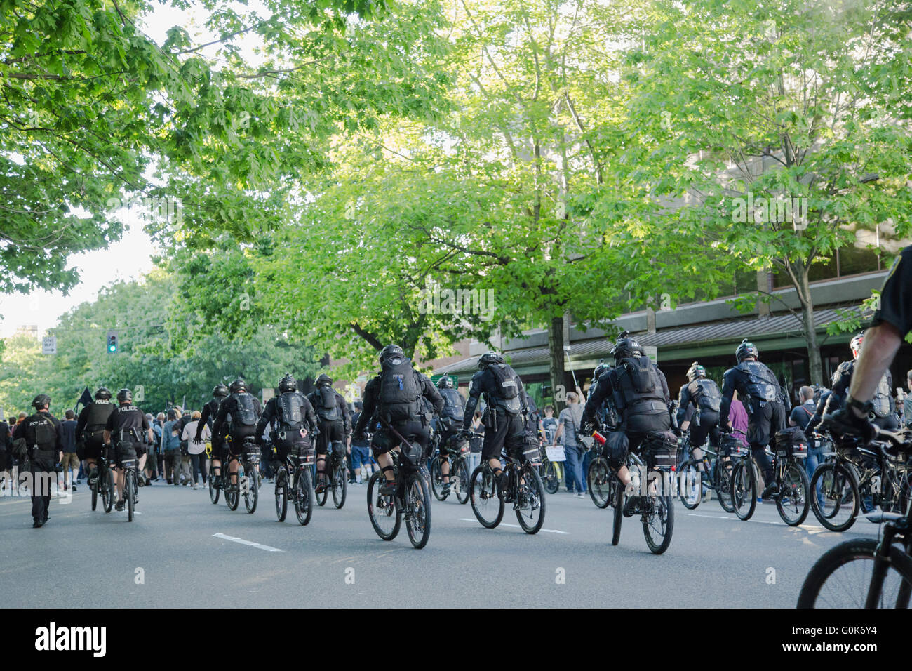 Seattle, WA, Stati Uniti d'America. Il 1 maggio, 2016. I dimostranti sono seguite da vicino e contenuta da una squadra di biciclette. Maria S./Alamy Live News Foto Stock