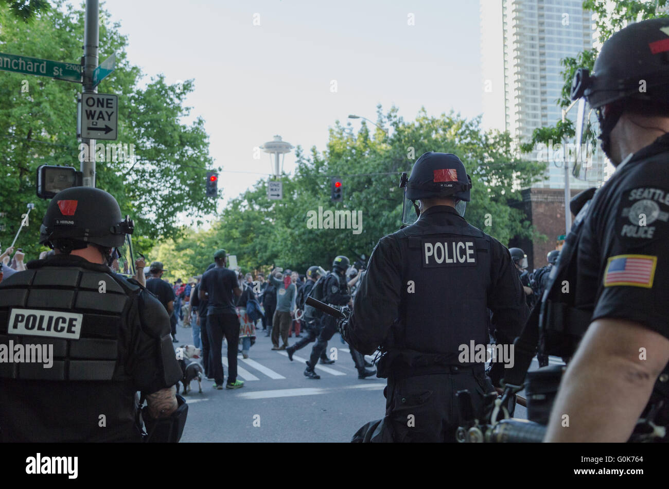 Seattle, WA, Stati Uniti d'America. Il 1 maggio, 2016. Anti-capitalista/Polizia manifestanti in crash con la polizia che tenta di rompere un blocco. Maria S./Alamy Live News Foto Stock