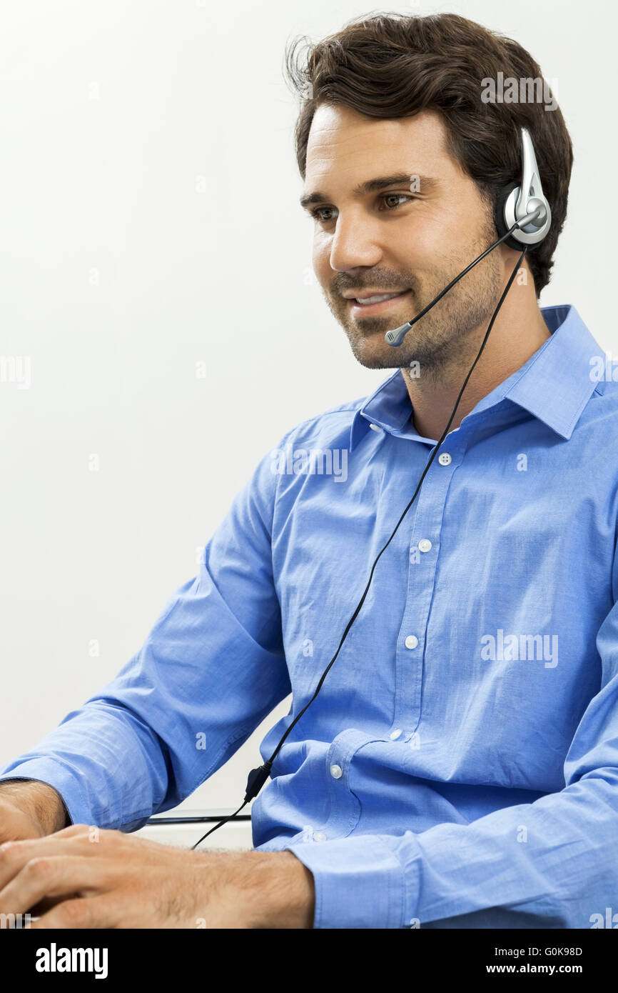 Uomo che indossa la cuffia dando la chat online e il supporto Foto Stock