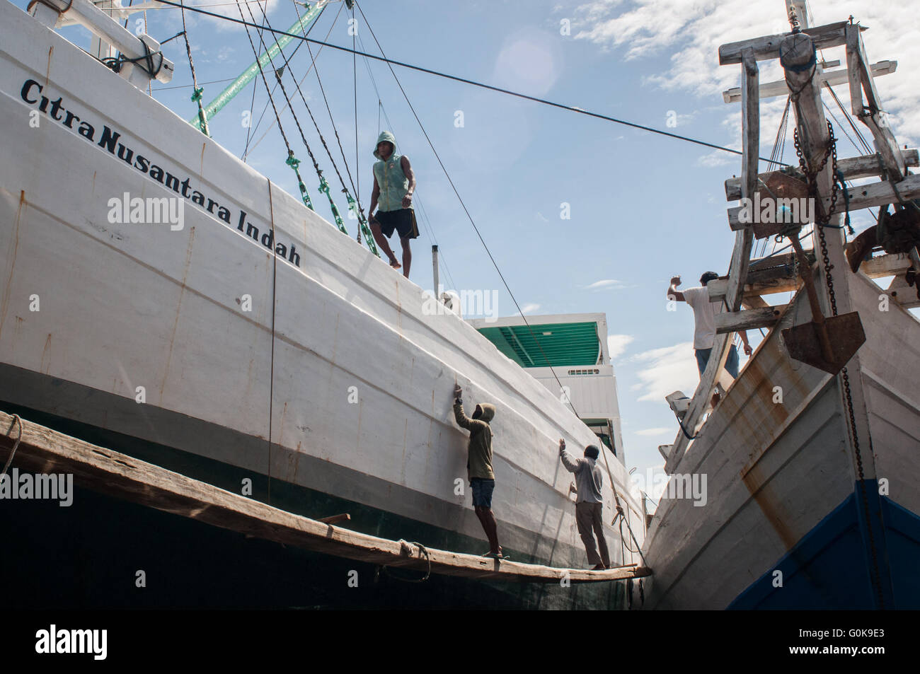 Lavoratori pulire la barca a Paotere Porto di Makassar, Indonesia. Foto Stock