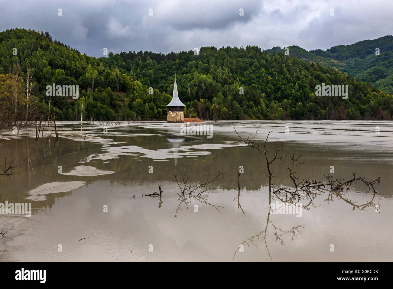 Chiesa del lago inquinato da miniere in Romania Foto Stock