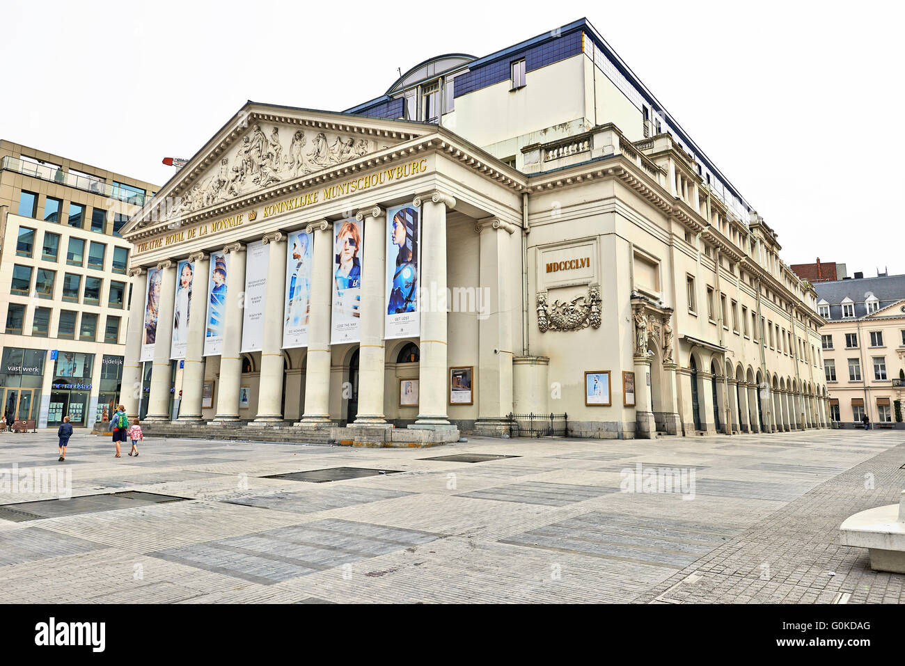 Alcune persone amano le passeggiate sulla Piazza del Teatro Reale La Monnaie a Bruxelles. Foto Stock