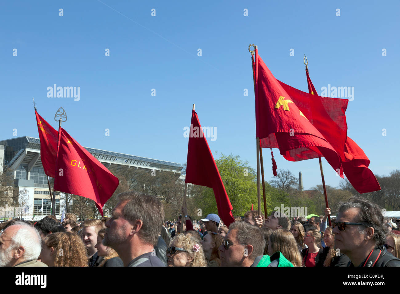 La folla e il sindacato striscioni o bandiere a discorsi politici il giorno della Festa del Lavoro in Faelledparken, Copenhagen, Danimarca Foto Stock