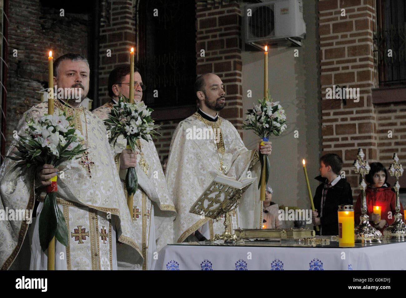 Bucarest, Romania, 30 Aprile 2016: romeno sacerdoti ortodossi condurre una sacra Liturgia durante la Pasqua ortodossa service esterno, Foto Stock