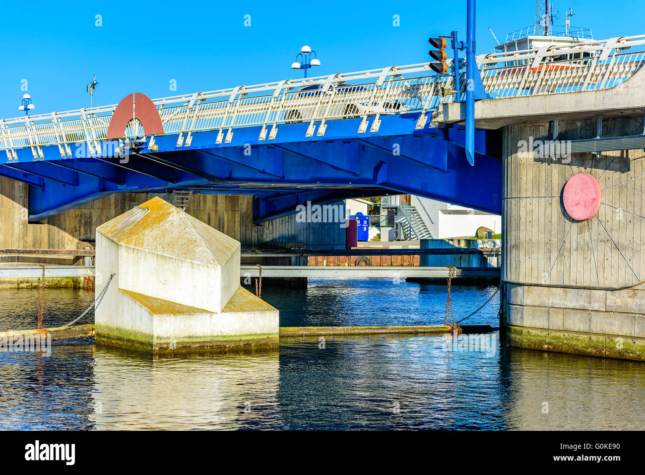 Falsterbo, Svezia - 11 Aprile 2016: il ponte sul canale Falsterbo come visto dalla sponda occidentale. Il ponte è a scomparsa Foto Stock