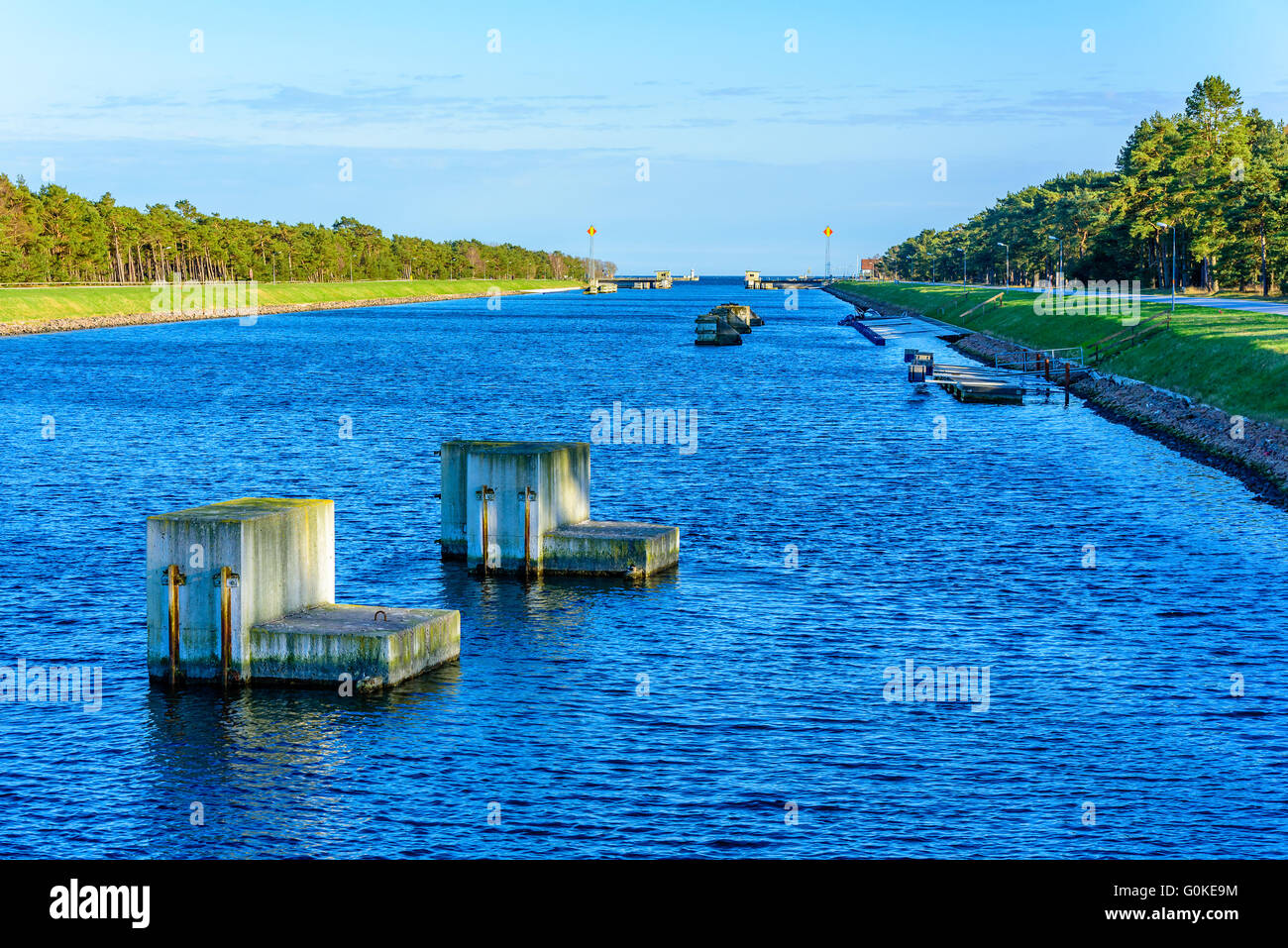 Falsterbo, Svezia - 11 Aprile 2016: vista verso l'ingresso meridionale per il canale con concrete basi di ormeggio visibile. La calma Foto Stock