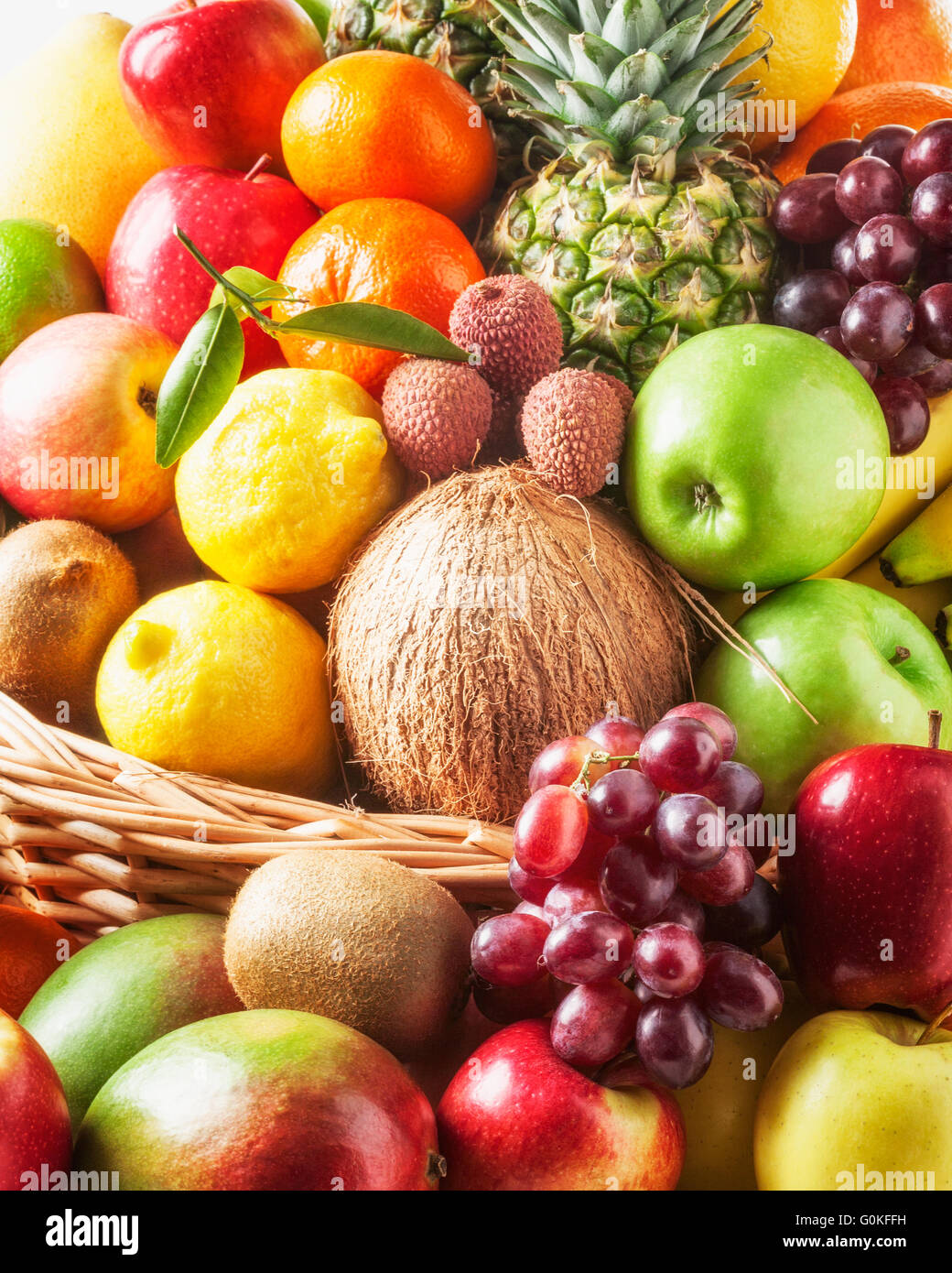 Cesto di frutta fresca dello sfondo. Una sana alimentazione e dieta concetto. Assortimento di inverno Foto Stock