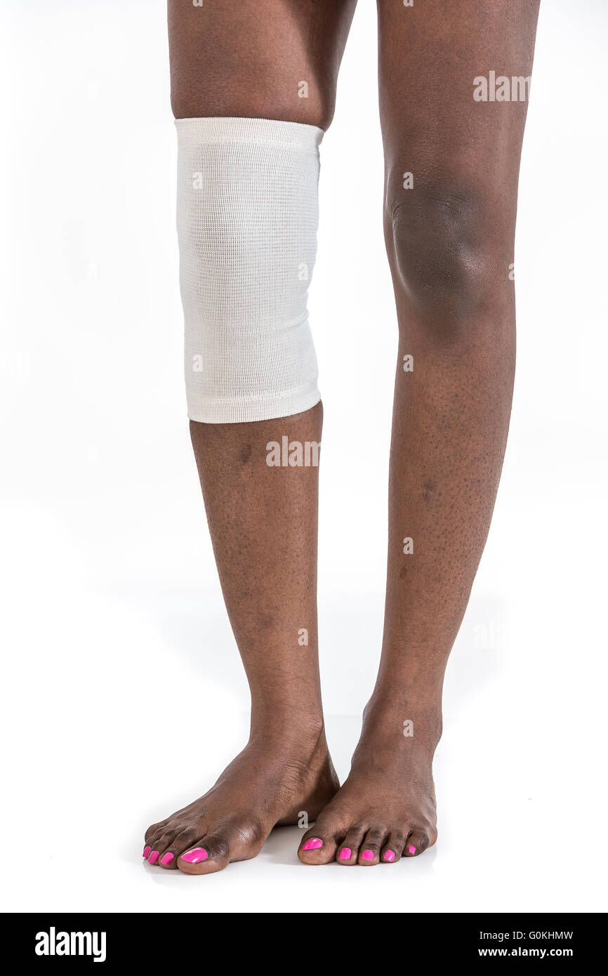 Vicino la vista di profilo laterale dell nero donna indossa di sostegno elastico ortopedici ortesi per ginocchio Foto Stock