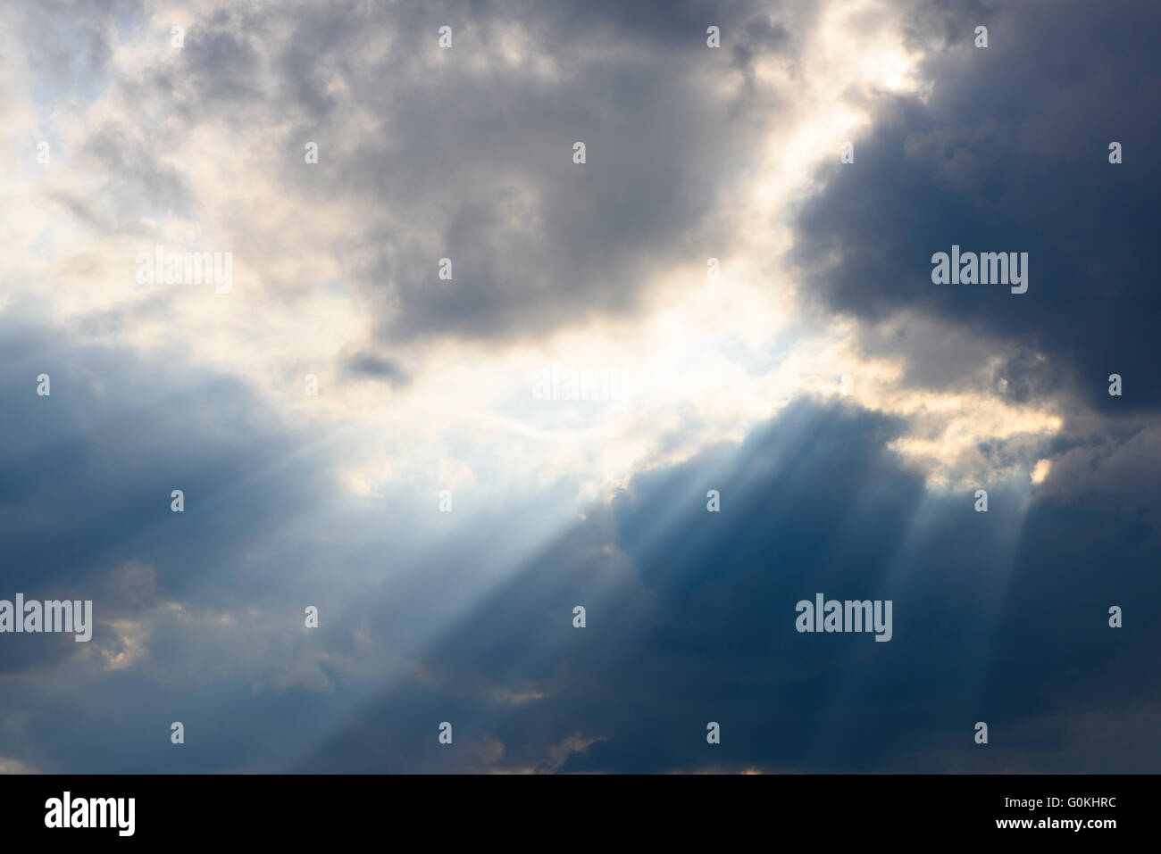 Nuvole su sky con drammatica raggi del sole Foto Stock