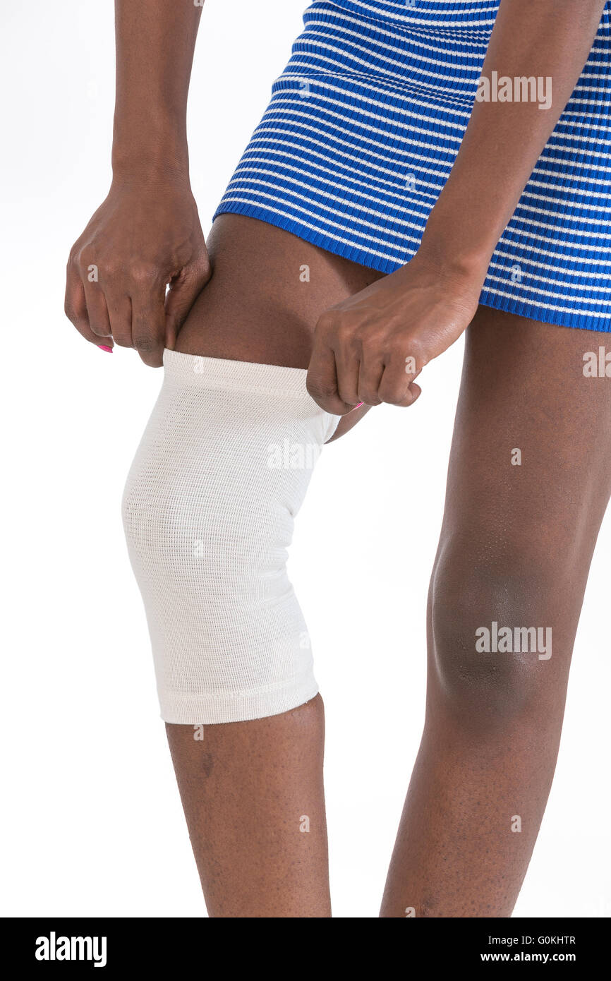 Vicino la vista di profilo laterale dell nero donna indossa di sostegno elastico ortopedici ortesi per ginocchio Foto Stock
