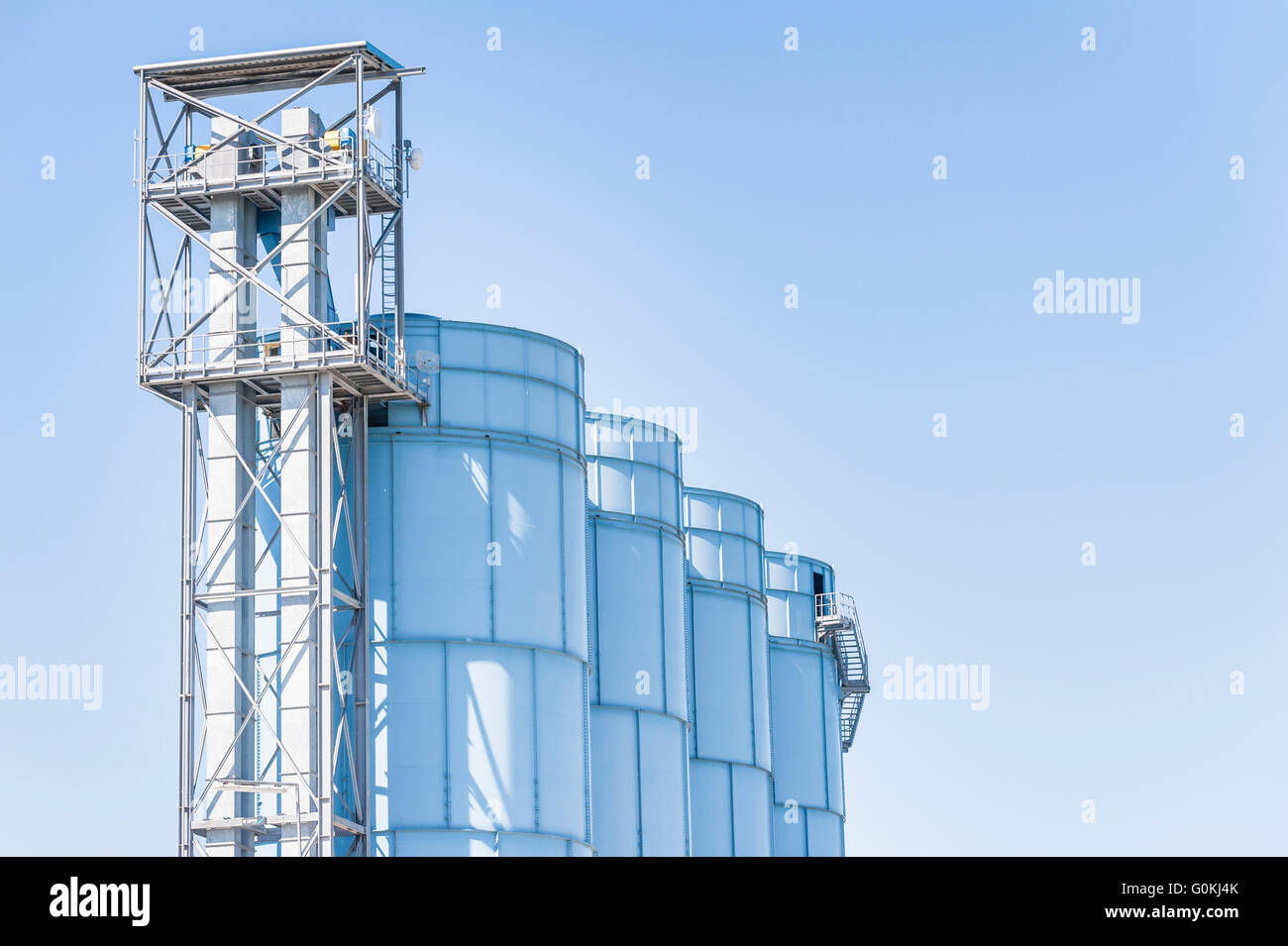 Dettaglio di impianto chimico, silos e tubi Foto Stock
