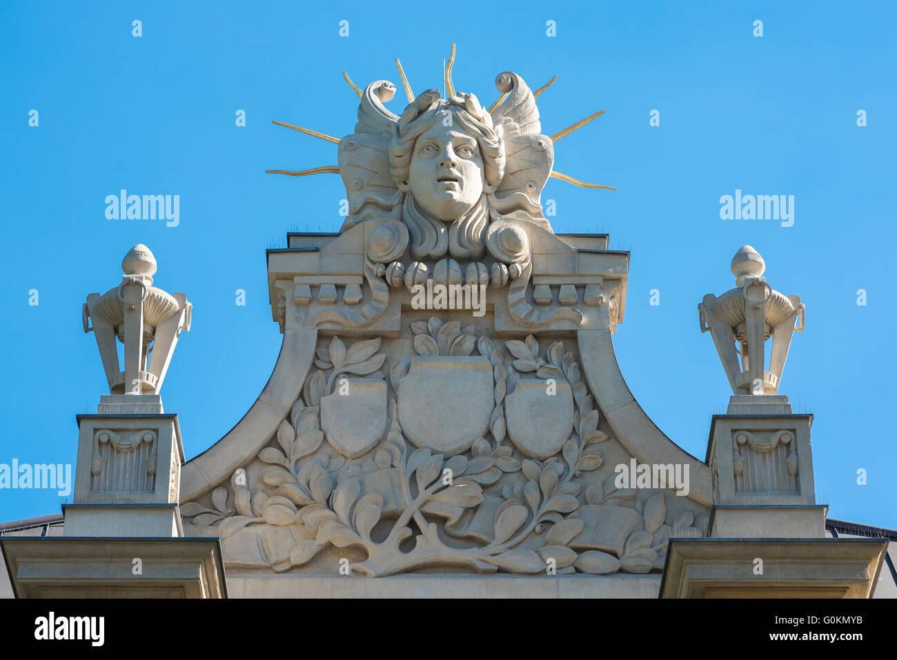 Cracovia Palazzo d'Arte, vista di un busto di Apollo che decorano un timpano sopra la facciata del Palazzo d'Arte ispirato alla Secessione di Cracovia, Polonia Foto Stock