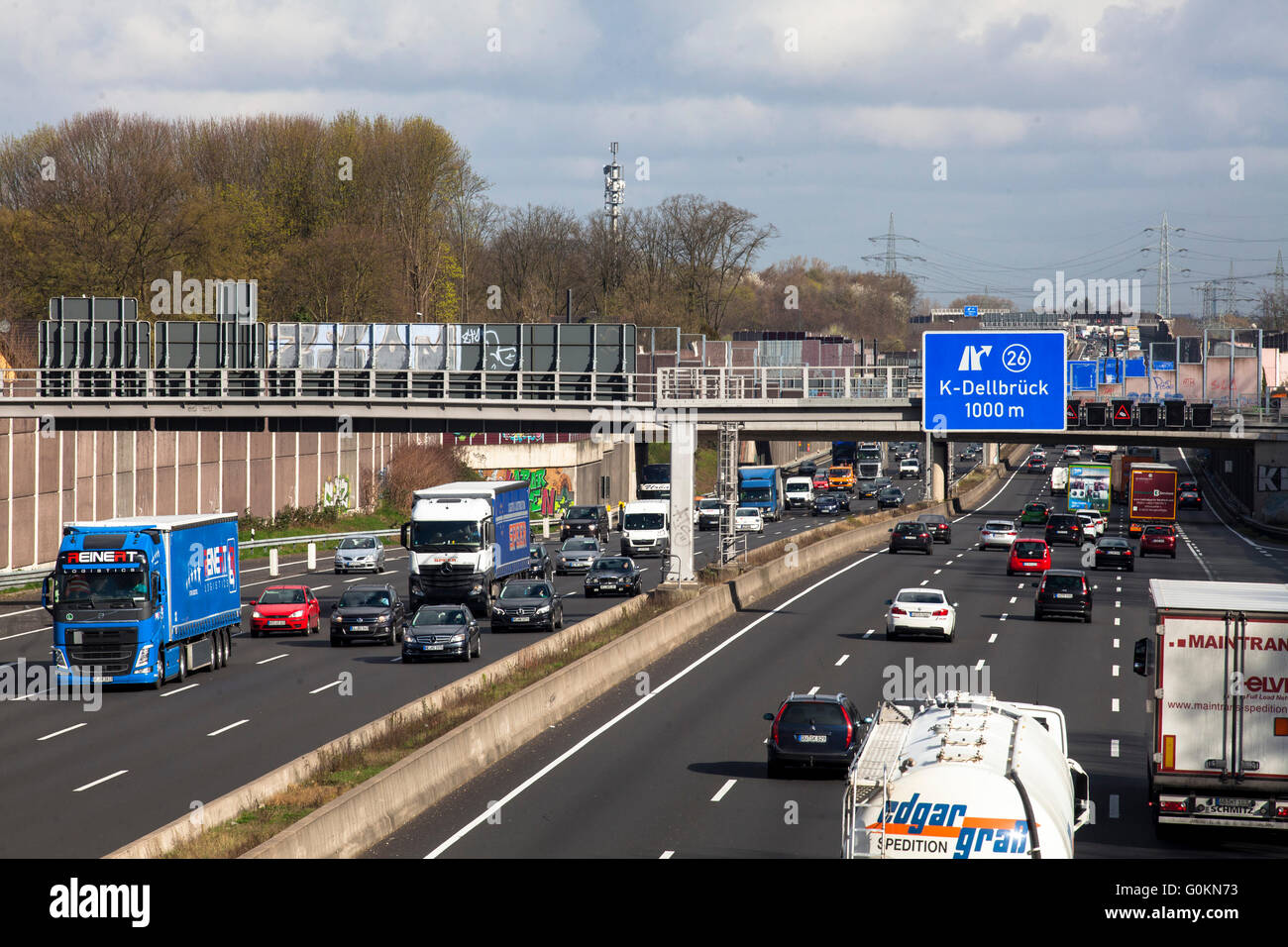 L'Europa, in Germania, in Renania settentrionale-Vestfalia, Colonia,traffico su autostrada A 3 vicino Koeln-Dellbrueck in direzione di Leverkusen. Foto Stock