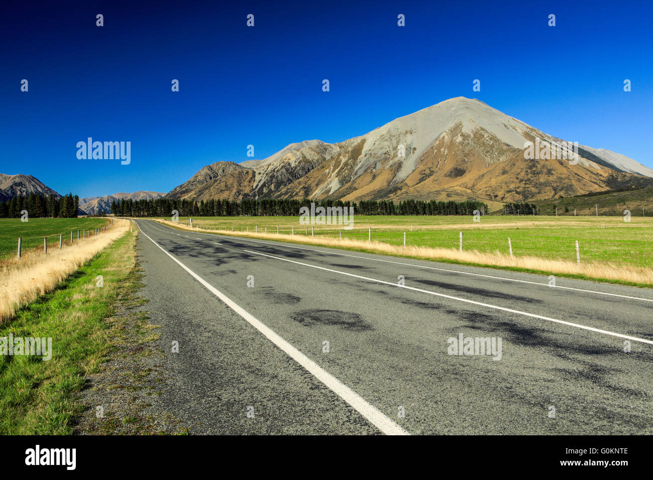 La strada inifinity di Arthur's Pass National Park, Nuova Zelanda. Foto Stock