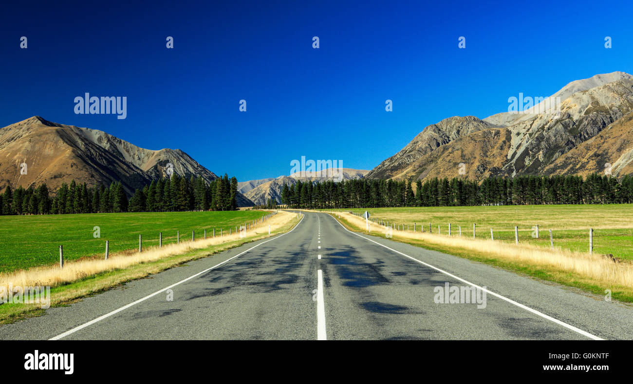 La strada inifinity di Arthur's Pass National Park, Nuova Zelanda. Foto Stock