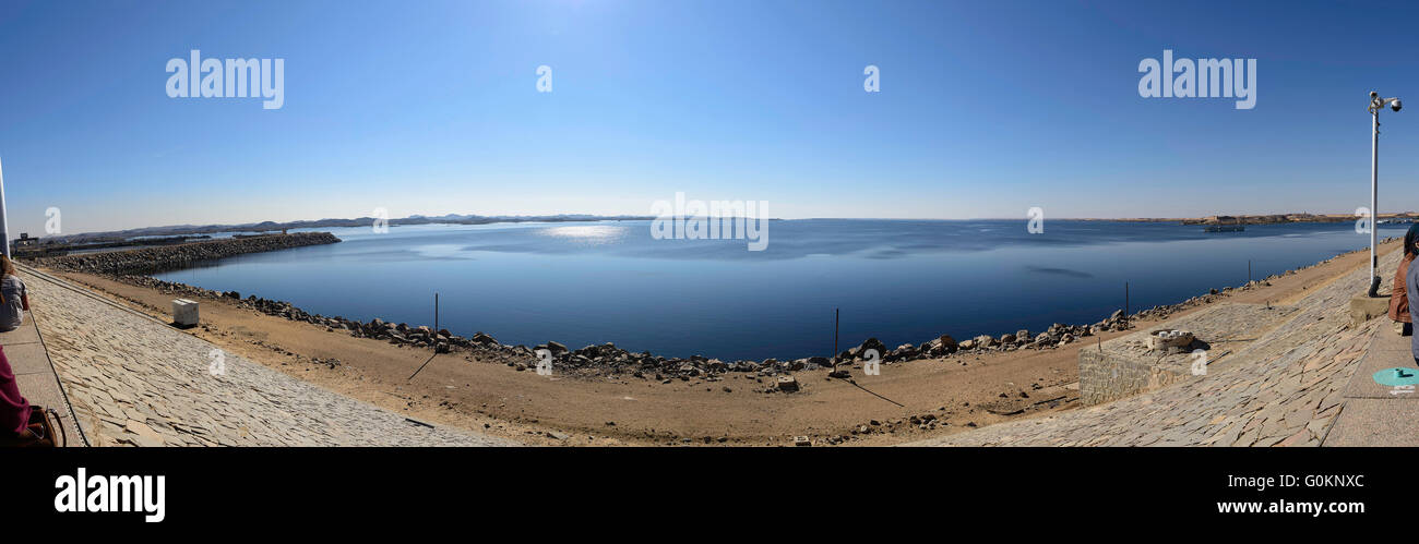 Panorama della diga di Assuan Egitto guardando a sud oltre il lago Nasser. Foto Stock