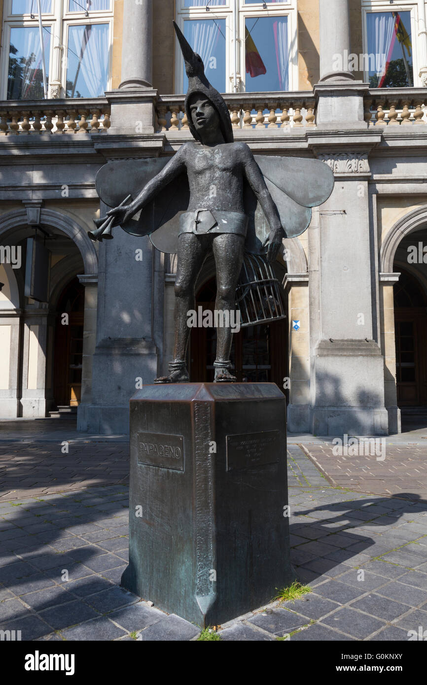 Statua di Papageno, il bird catcher di fronte Stadsschouwburg (Città del teatro), Bruges Foto Stock