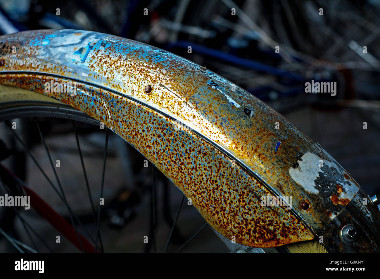 Parafango per bicicletta con la formazione di ruggine e dei residui di adesivi, dettaglio, sfondo astratto Foto Stock