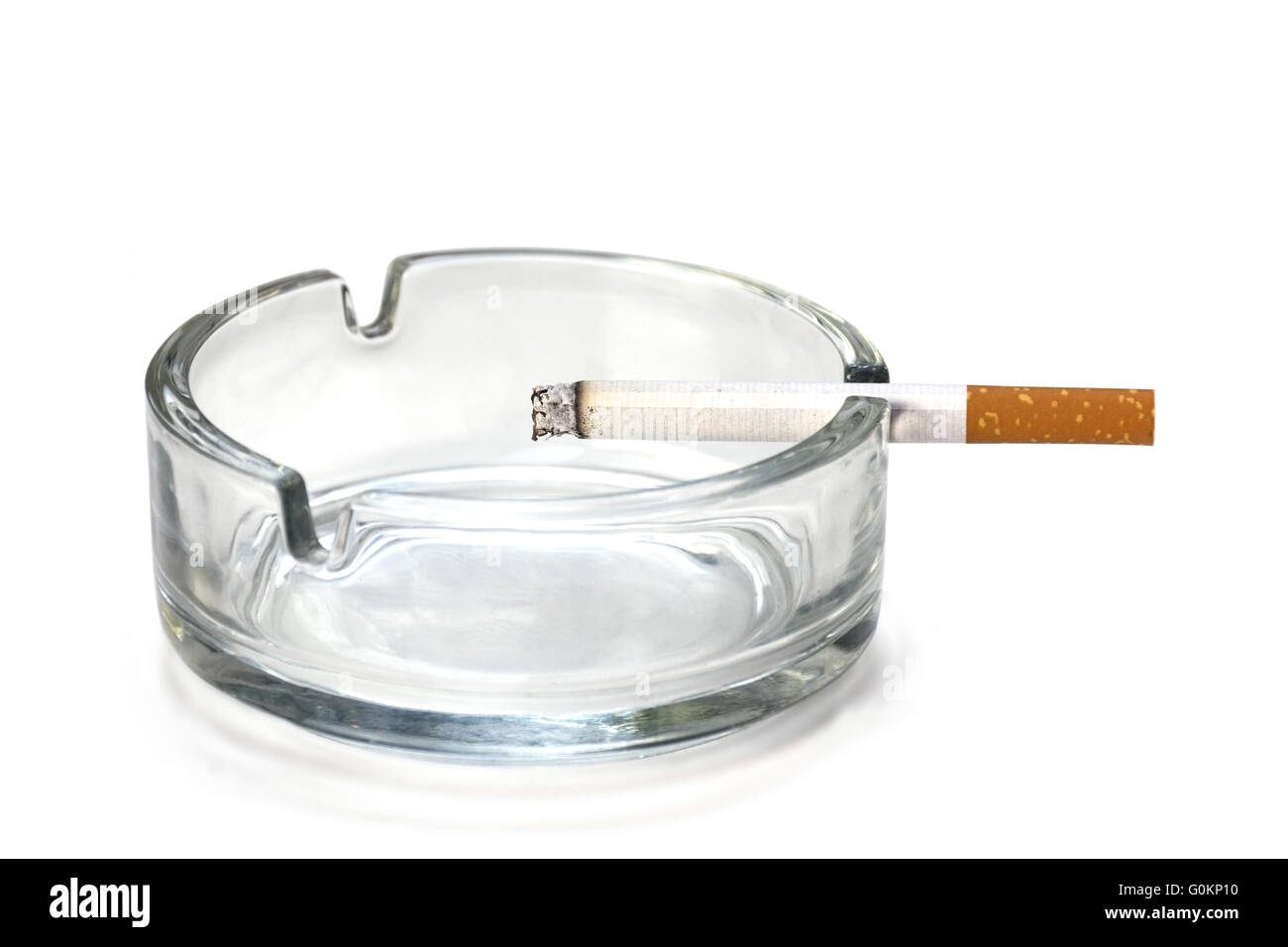 Sigaretta con filtro in un posacenere, isolato su bianco Foto Stock