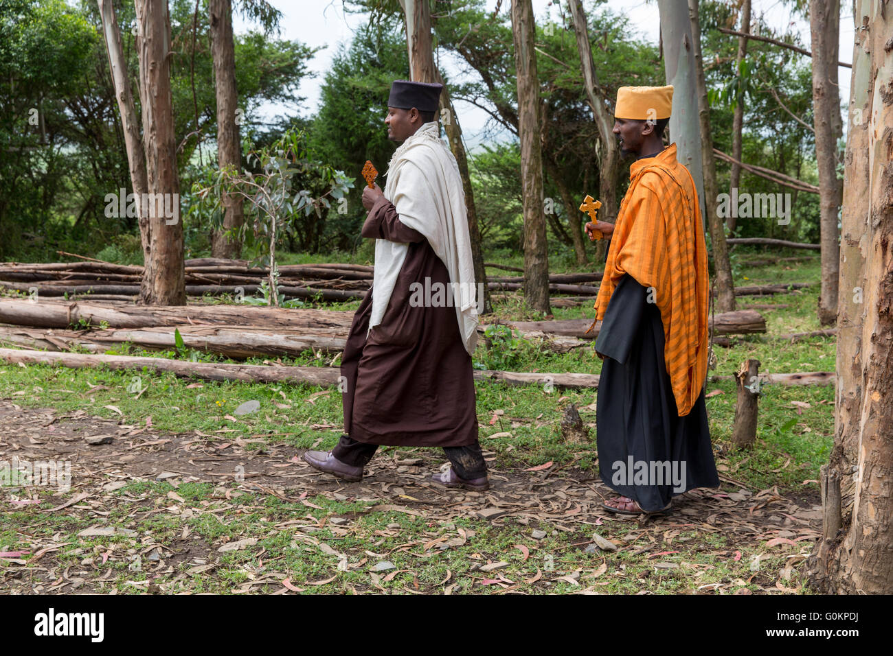Deneba, Amhara, Ehiopia Ottobre 2013: sacerdoti copti presso il monastero Batamariam, stabilita dal sacerdote Abamengistu nel 2000. Foto Stock