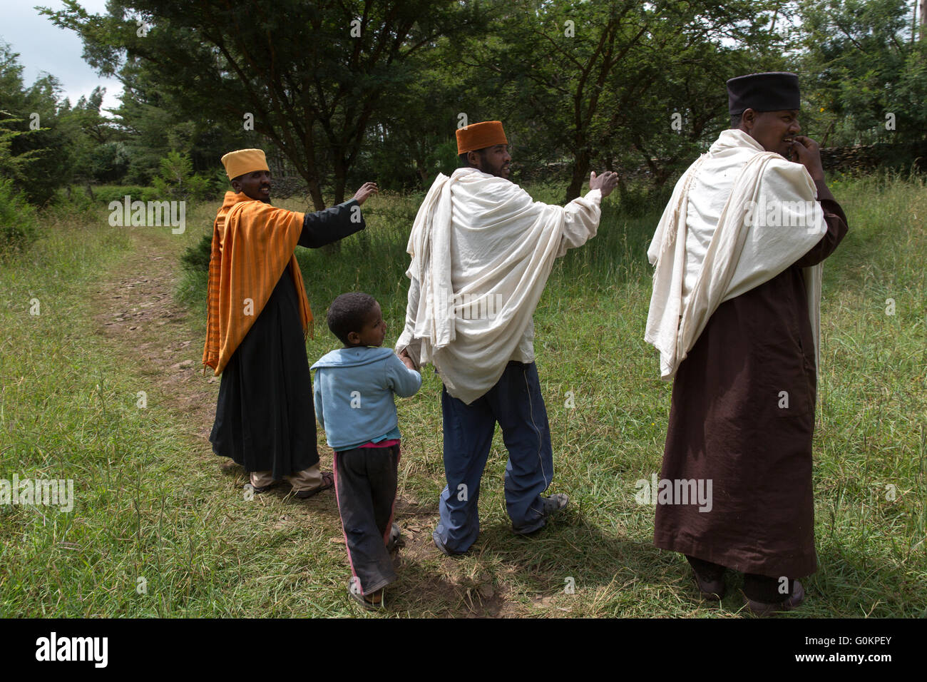 Deneba, Amhara, Ehiopia Ottobre 2013: sacerdoti copti presso il monastero Batamariam, stabilita dal sacerdote Abamengistu nel 2000. Foto Stock