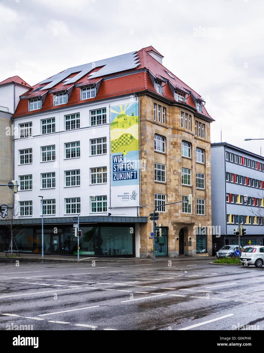 Stoccarda "Wir Stiften Zufunkt' stiftung foundation edificio con tetto a pannelli solari per l'energia verde Foto Stock