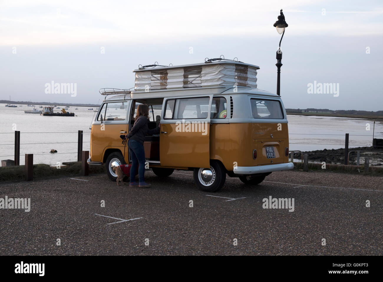 Vintage VW camper autobus e traghetto Bawdsey, Suffolk, Regno Unito. Foto Stock