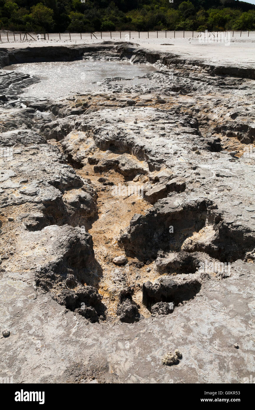 Bolle d'aria e fumi sulfuree salire dal fango piscina / piscine. Vulcano Solfatara, Pozzuoli nr Napoli Italia; Campi Flegrei area vulcanica Foto Stock