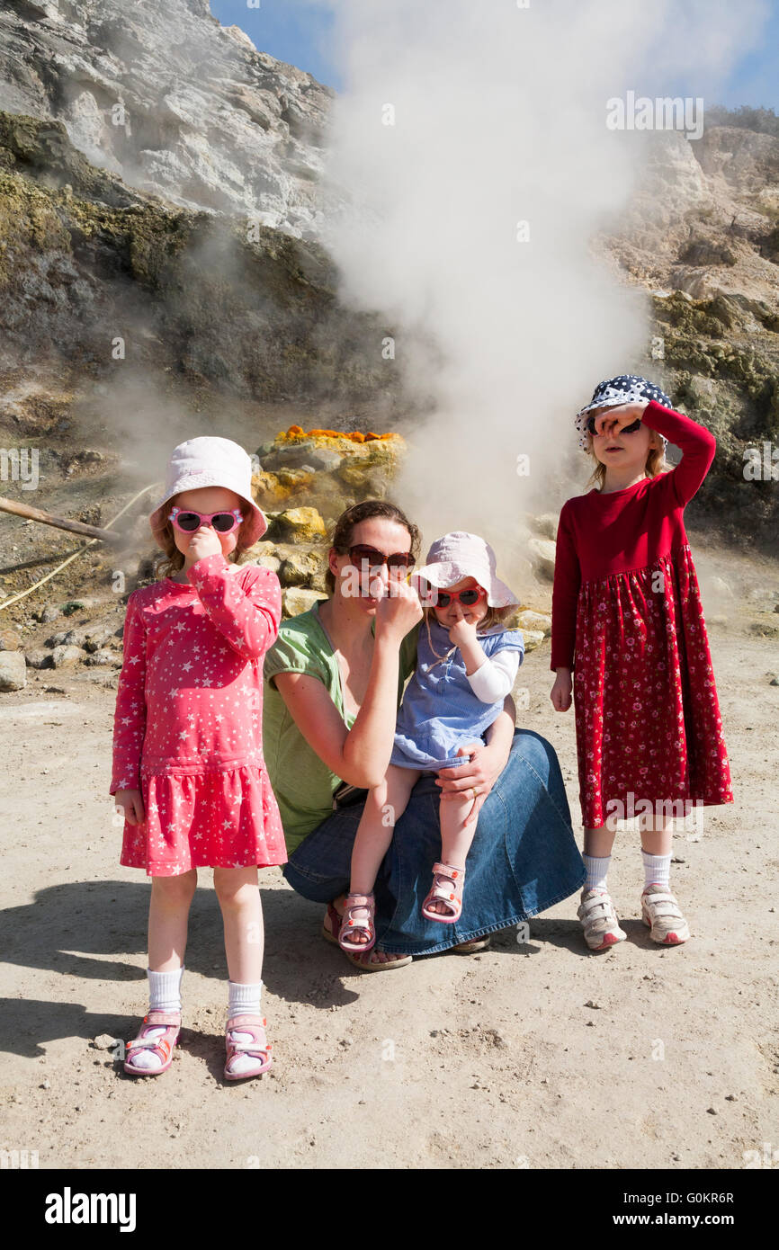 Donna turistiche bambini famiglia al vulcano Solfatara vapore & esalazioni solforose Pozzuoli, Napoli Italia; Campi Flegrei area vulcanica Foto Stock
