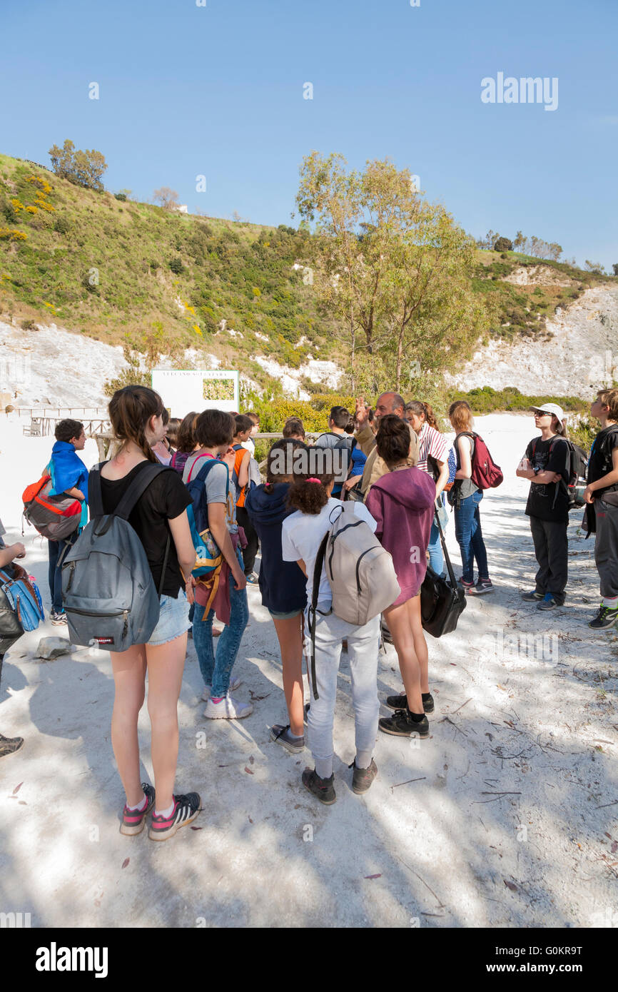 Festa della scuola bambino / visita di gruppo /la visita all'interno di / del vulcano Solfatara. Pozzuoli nr Napoli Italia; Campi Flegrei area vulcanica Foto Stock