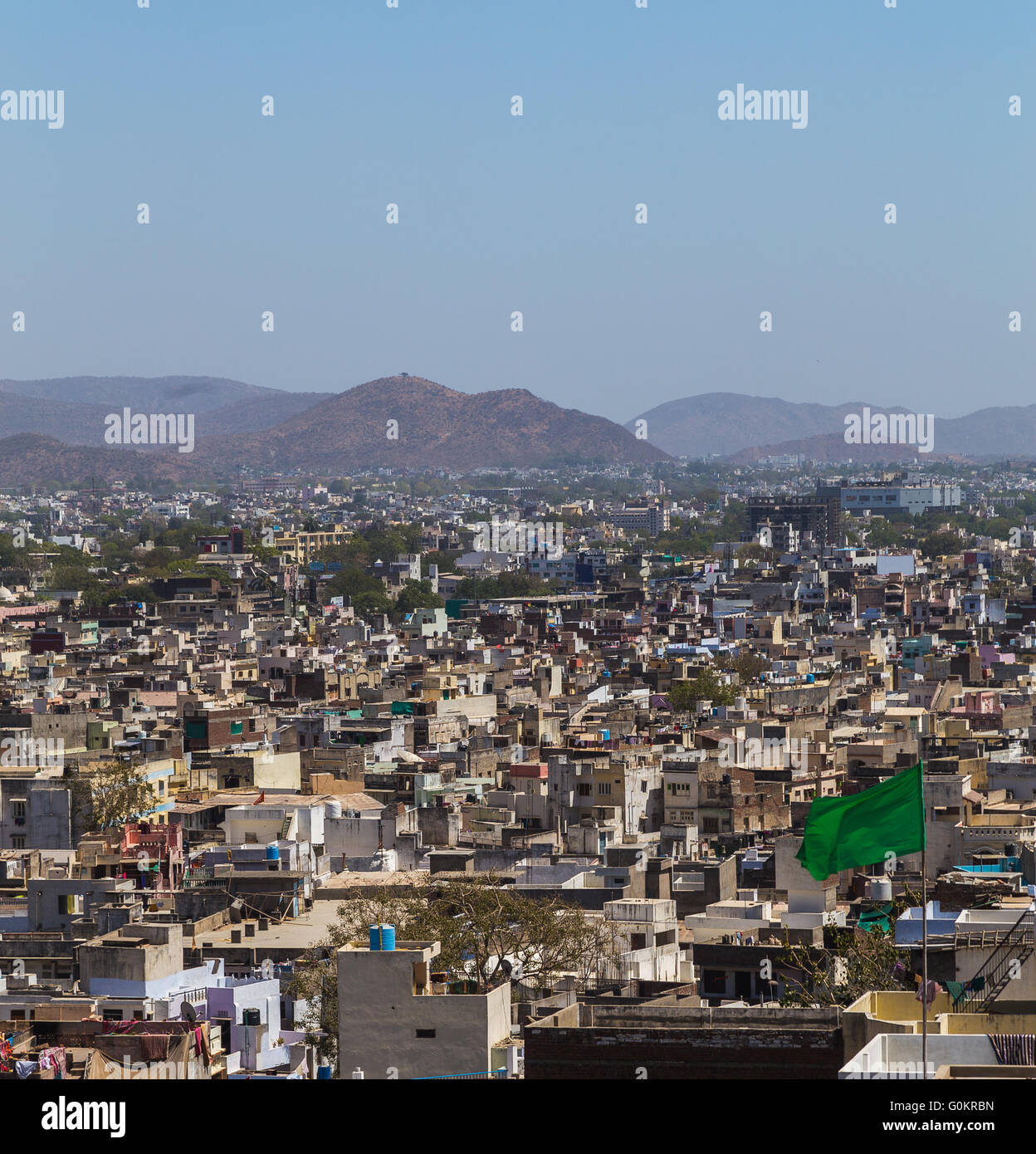 Una vista sui tetti del centro di Udaipur durante il giorno. Il Machla colline può essere visto nel lontano. Foto Stock