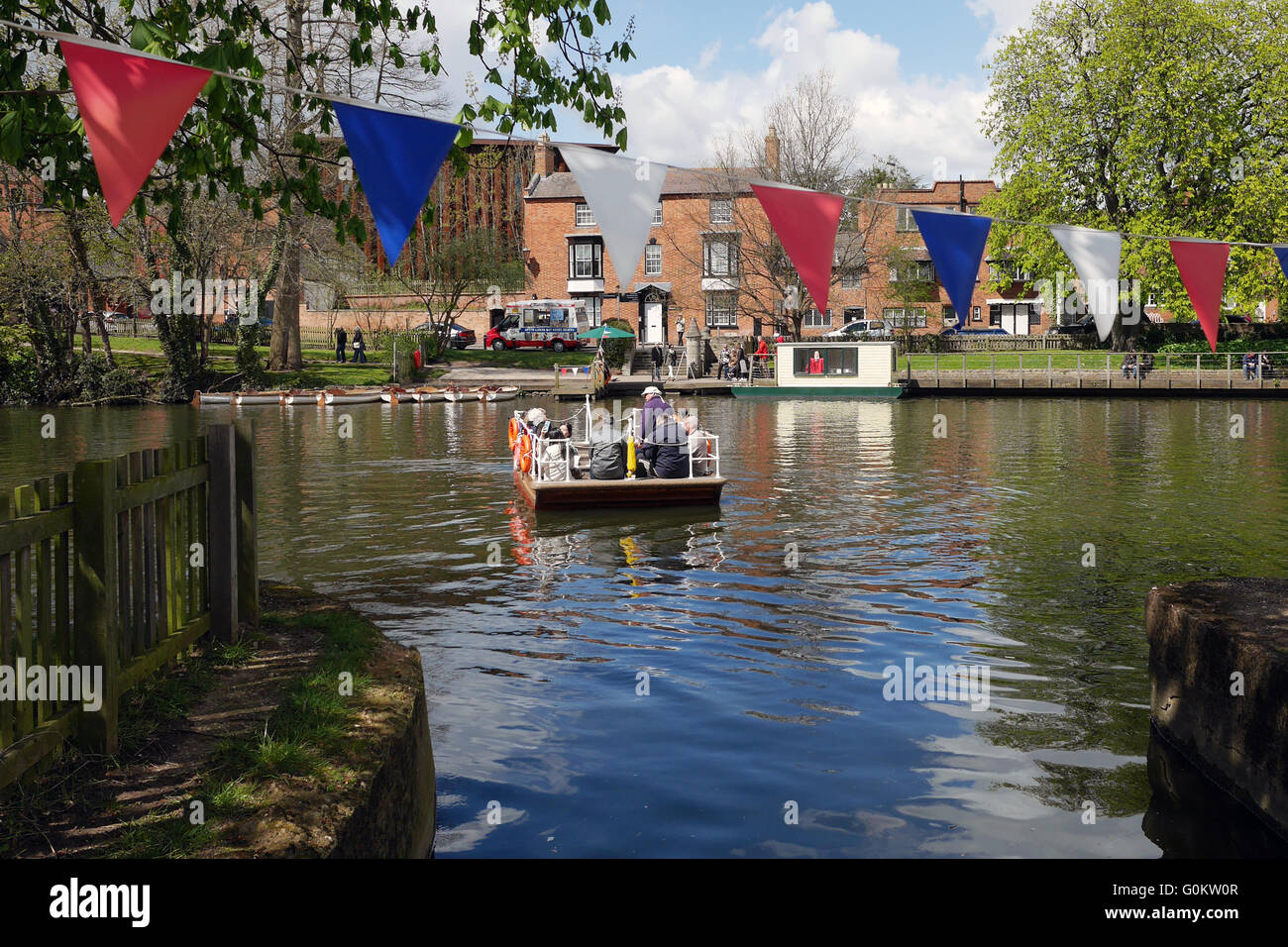 Traghetti passeggeri che attraversano il fiume Avon, Stratford-upon-Avon, Warwickshire, Inghilterra, Regno Unito, Europa Foto Stock