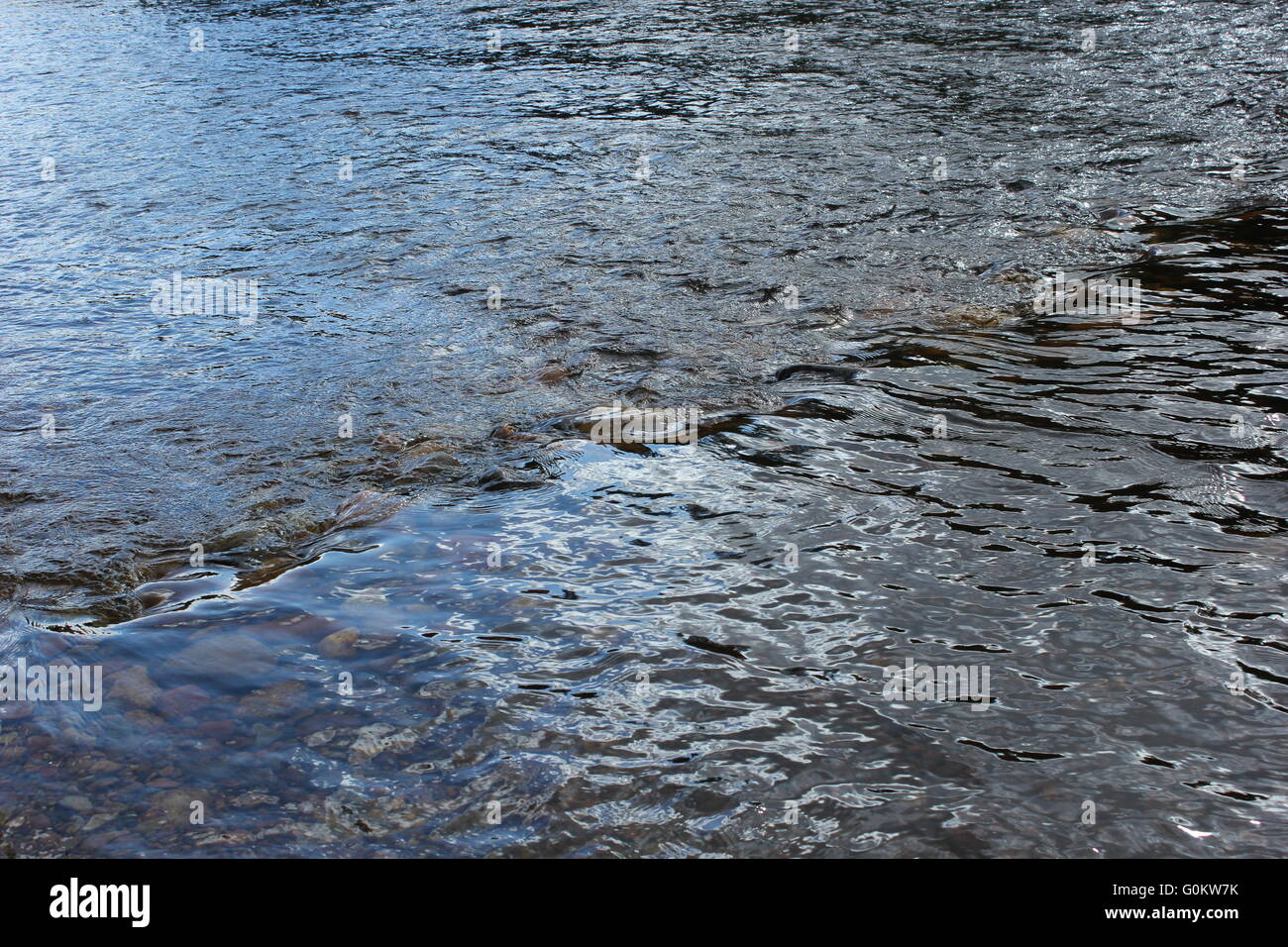Riflessioni su un fiume svedese con rocce. Foto Stock